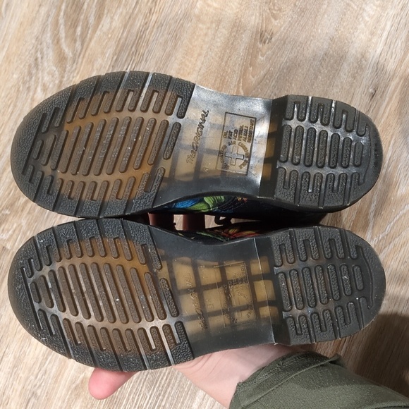 πππΈβ‘οΈDr. Martens Castel Black Boots with Floral Design Women's size 5πππΈβ‘οΈ - Picture 7 of 10